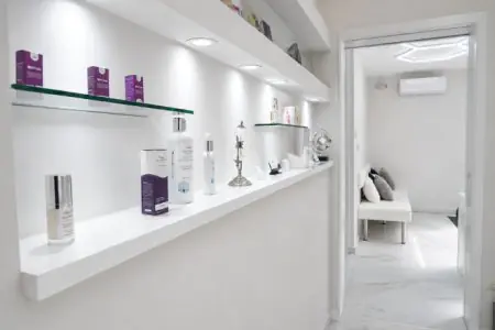 Pasillo moderno con productos para el cuidado de la piel en Quantum Biohack Regenerative Medicine Clinic