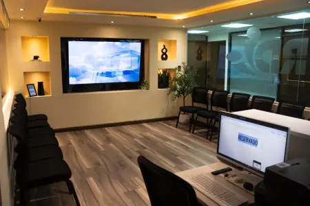 غرفة انتظار CellsClinic بديكور عصري ومقاعد مريحة