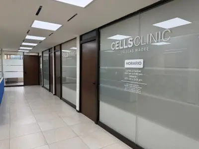 ممر في CellsClinic بأبواب زجاجية حديثة ولافتة العيادة