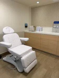 غرفة علاج حديثة مع كرسي طبي قابل للتعديل في CellsClinic