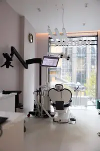 غرفة علاج أسنان حديثة بمعدات متطورة في عيادة YAREMA DENTAL