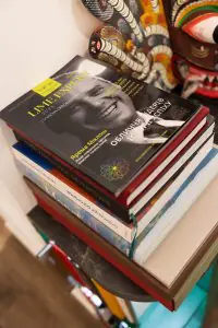 مجموعة كتب طب الأسنان والفن في استقبال عيادة YAREMA DENTAL، لفيف، أوكرانيا