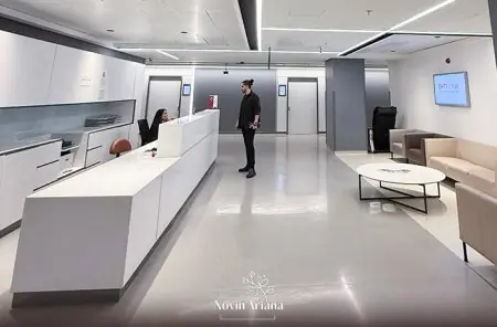منطقة الاستقبال في عيادة Novin Ariana بتصميم حديث وصالة انتظار للمرضى
