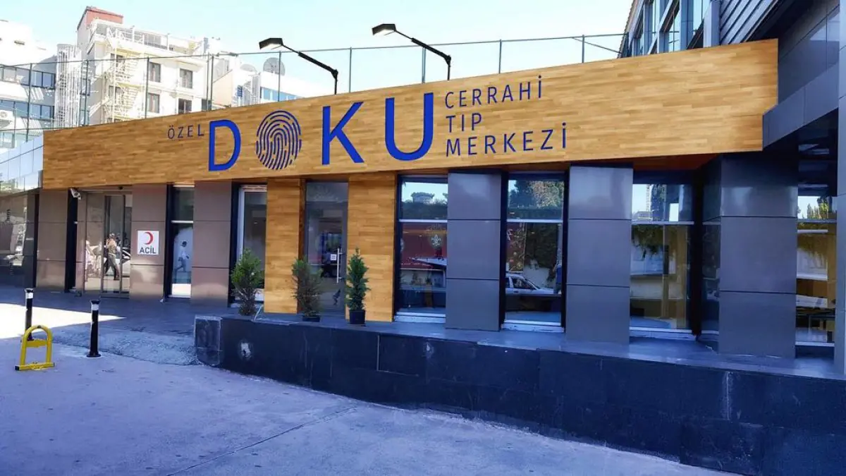 Екстер'єр клініки Doku Medical Center із сучасним фасадом у Туреччині