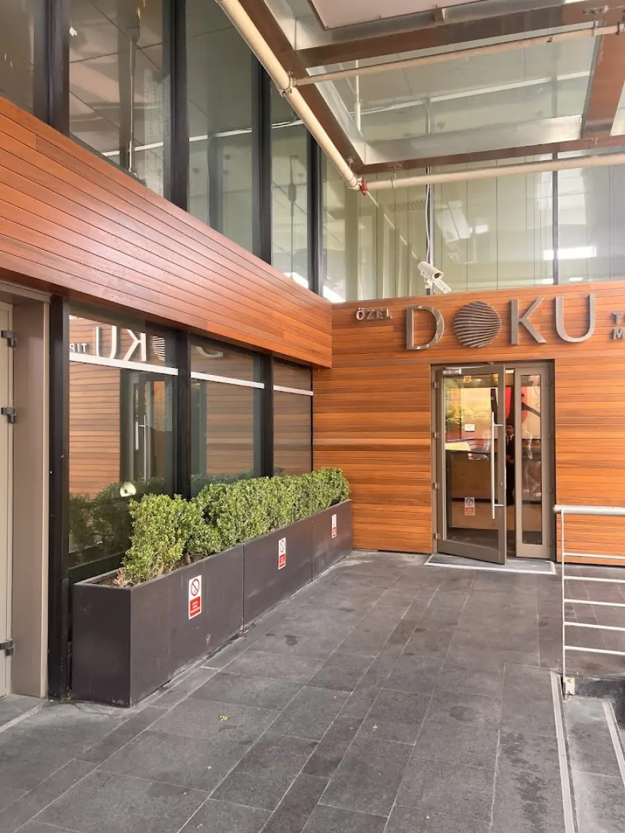 Вхід до клініки Doku Medical Center із сучасним дерев'яним фасадом