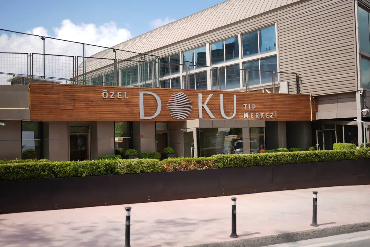 Фасад клініки Doku Medical Center у Туреччині з сучасним екстер'єром