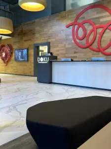 منطقة الاستقبال في مركز Doku Medical بتصميم حديث وشعار على الجدار