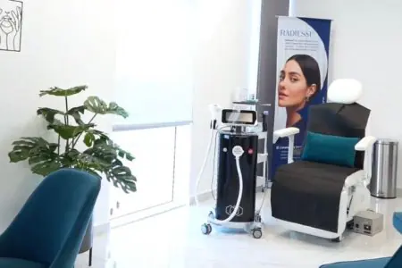 غرفة علاج في عيادة Aesthetics Quantum Biohack مع معدات تجميل حديثة