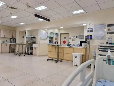 محطة الممرضات ومنطقة المرضى في مركز سوراسكي الطبي، تل أبيب، إسرائيل