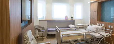 غرفة مريض في مركز تل أبيب سوراسكي الطبي بسرير حديث ومنطقة جلوس