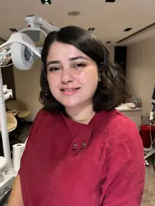 أخصائي أسنان في FULDAN BAYSAL CLINIC مع معدات طب أسنان حديثة