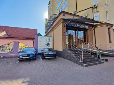 واجهة عيادة FrankoMed مع منحدر دخول وموقف سيارات في إيفانو-فرانكيفسك، أوكرانيا