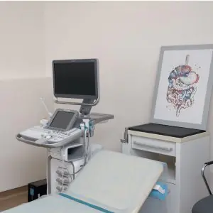 غرفة تشخيص بالموجات فوق الصوتية في عيادة FrankoMed مع معدات طبية