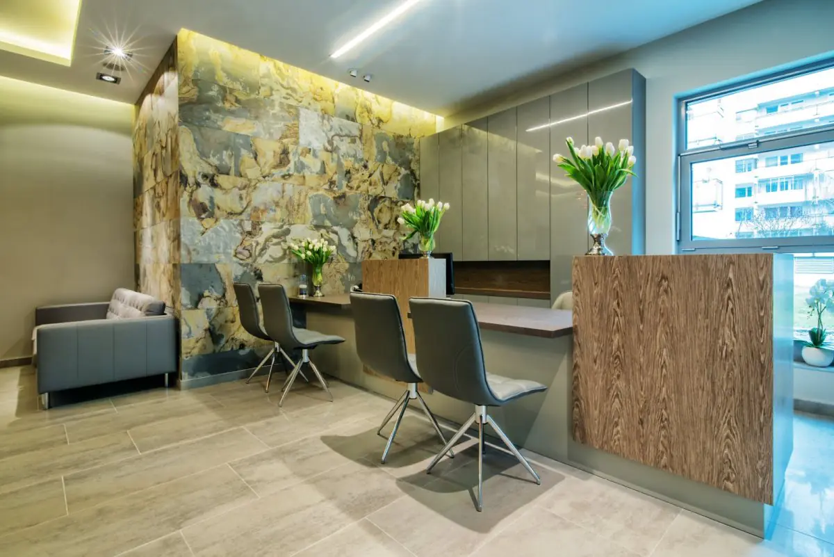 Accueil de la clinique WILMED avec décoration moderne et espace d'attente