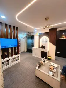 منطقة الاستقبال في عيادة Contour Cosmetic Clinic بديكور حديث وصالة انتظار للمرضى