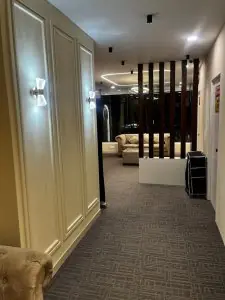 ممر عيادة Contour Cosmetic Clinic بإضاءة حديثة ومنطقة انتظار مريحة