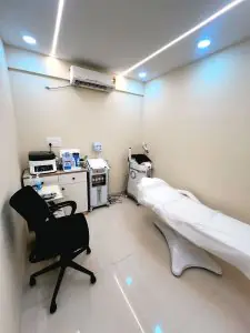 غرفة علاج تجميلي في Contour Cosmetic Clinic مزودة بمعدات حديثة