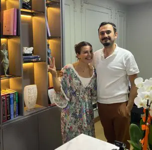 منطقة الاستقبال في عيادة د. أحمد أيدين مع رفوف كتب وديكور حديث
