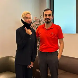 مريض بضمادة وطبيب في منطقة الانتظار في عيادة الدكتور أحمد أيدين، تركيا
