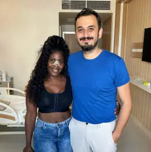 مريضة بضمادة أنف وطبيب في غرفة المرضى في عيادة الدكتور أحمد أيدين