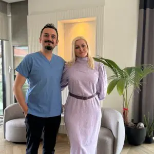 منطقة الاستشارة في عيادة الدكتور أحمد أيدين مع الطاقم والمريض، ديكور حديث