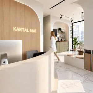 منطقة الاستقبال في عيادة الأسنان Mai Diş Kartal بتصميم عصري ومنطقة جلوس