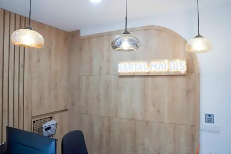 منطقة الاستقبال في عيادة ماي ديش كارتال لطب الأسنان بتصميم خشبي حديث
