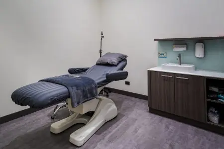 Sala de tratamiento con sillón médico moderno en Miracle Regenerative Center
