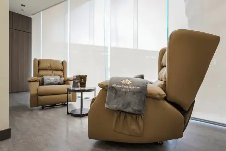 Sala de espera con sillones reclinables en Miracle Regenerative Center