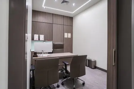 Consultorio médico en Miracle Regenerative Center con mobiliario moderno