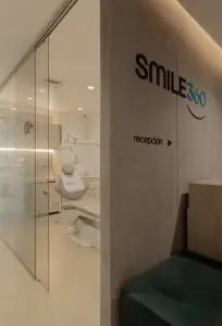 غرفة علاج أسنان بمعدات حديثة في عيادة SMILE360