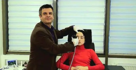 غرفة فحص الأنف والأذن والحنجرة في عيادة Dr. Selçuk Güney ENT Clinic إسطنبول بمعدات حديثة