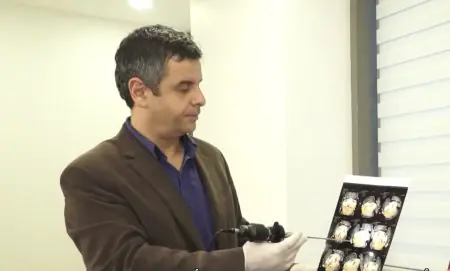 اختصاصي أنف وأذن وحنجرة يراجع صور الرنين المغناطيسي في عيادة Dr. Selçuk Güney ENT إسطنبول