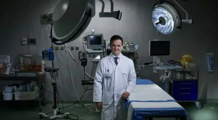 غرفة عمليات في عيادة Dr. Santos Jiménez de los Galanes مع جراح ومعدات حديثة