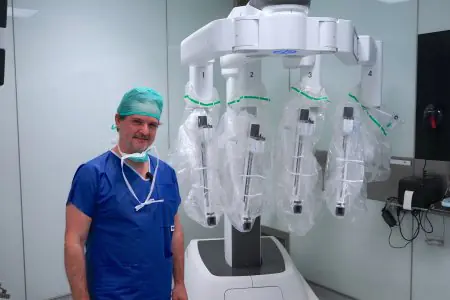 جراح مع نظام دافنشي الجراحي في عيادة Dr. Santos Jiménez de los Galanes
