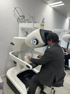 جراح يستخدم نظام دافنشي الجراحي الروبوتي في عيادة Dr. Santos Jiménez de los Galanes