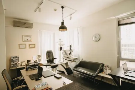 غرفة استشارة طب العيون في عيادة DrCagatay Eye Clinic مع معدات الفحص
