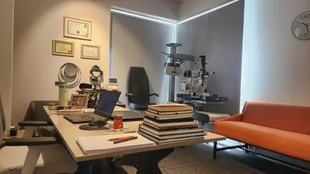 غرفة استشارة طب العيون في عيادة DrCagatay Eye Clinic مع معدات فحص العيون