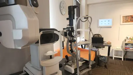غرفة فحص العيون مع أجهزة تشخيصية في عيادة DrCagatay Eye Clinic