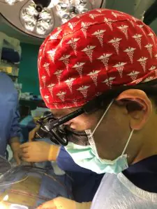 جراح قلب في Heartline Clinics يجري جراحة قلب في غرفة عمليات حديثة