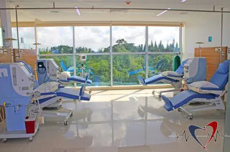 غرفة علاج غسيل الكلى في Heartline Clinics بكراسي ومعدات حديثة