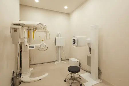 غرفة أشعة الأسنان بمعدات تصوير متقدمة في عيادة Lienjang Plastic Surgery