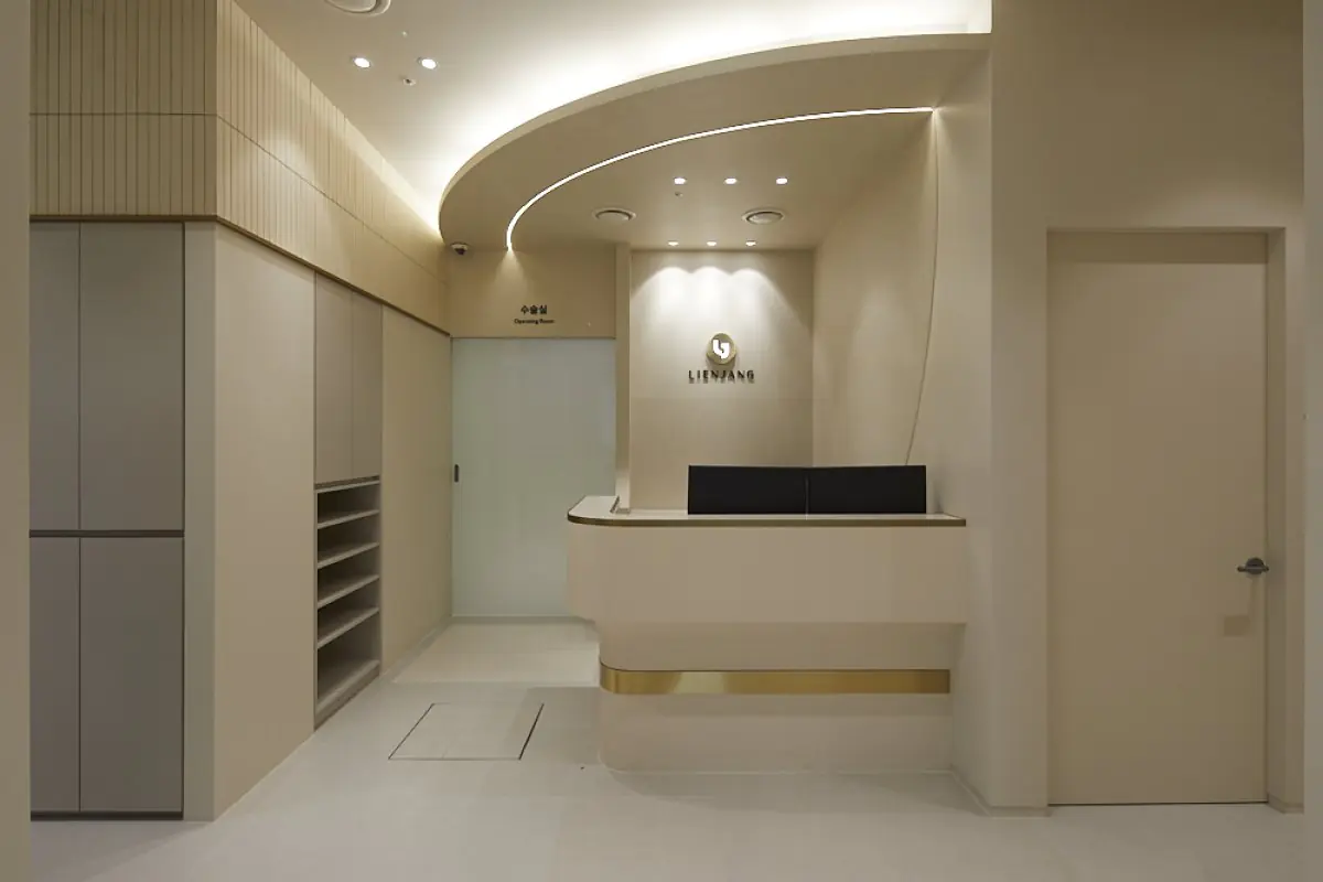 Reception area at Lienjang Plastic Surgery & Aesthetic Clinic, modern minimalist design