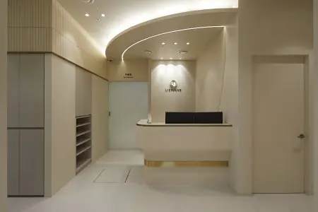 منطقة الاستقبال في عيادة Lienjang Plastic Surgery & Aesthetic Clinic بتصميم عصري بسيط
