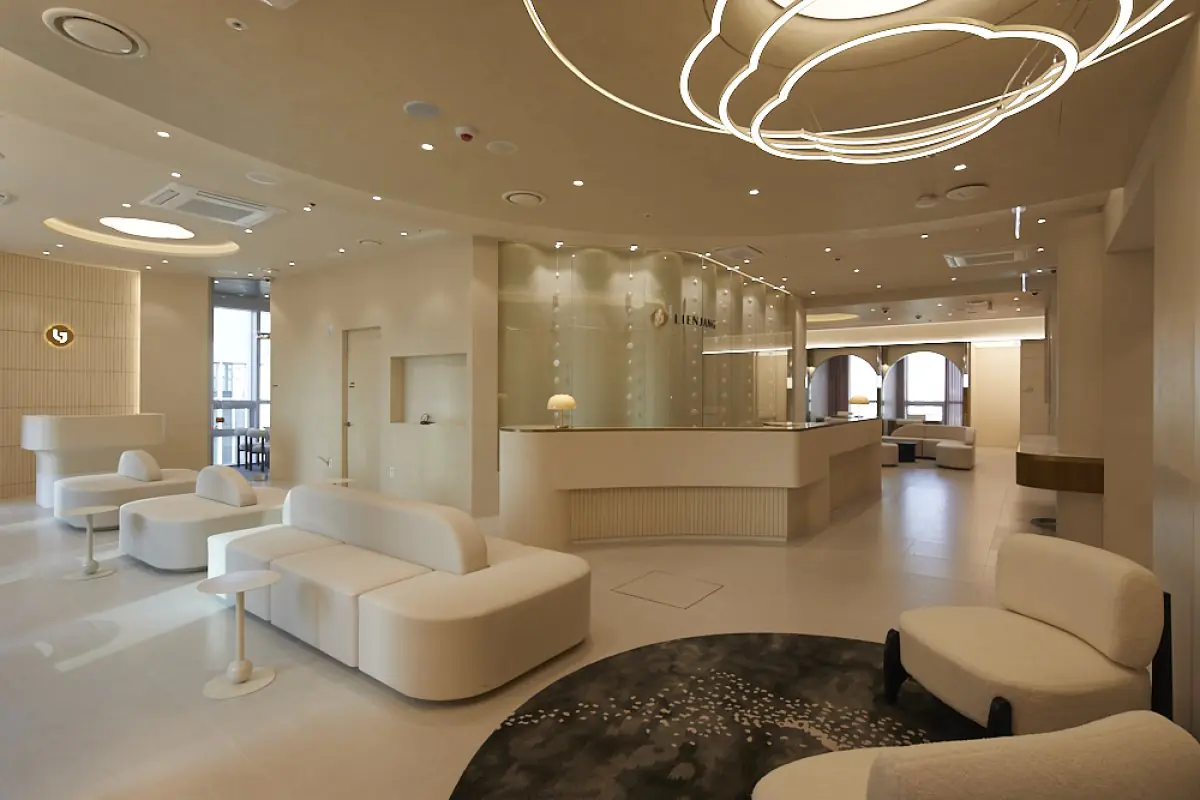 Reception area at Lienjang Plastic Surgery & Aesthetic Clinic with modern lounge seating