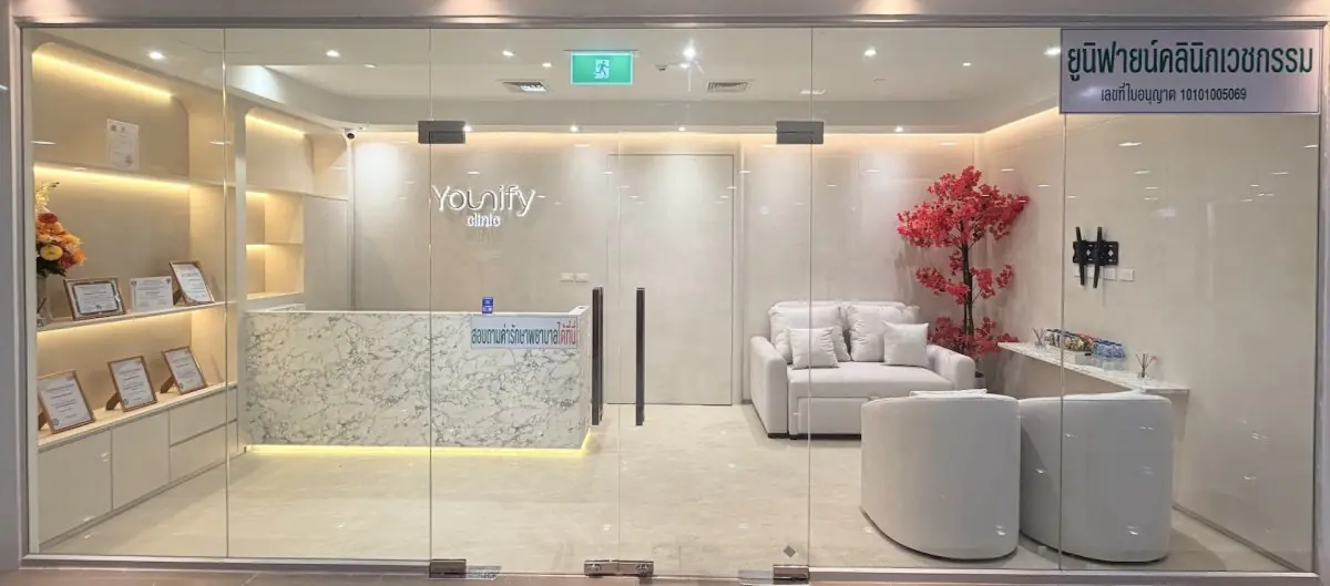 Empfangsbereich der YOUNIFY Clinic mit modernem Marmortresen und Wartebereich