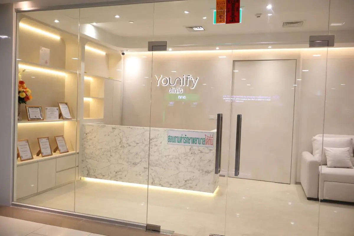 Empfangsbereich der YOUNIFY Clinic mit Marmortheke und modernem Interieur