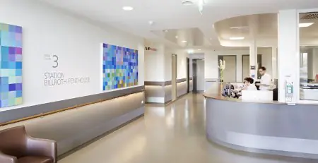 Área de recepción en la clínica Rudolfinerhaus, Viena, interior médico moderno