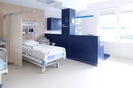 غرفة مرضى بسرير حديث في Salve Medica Orthopedics، بولندا