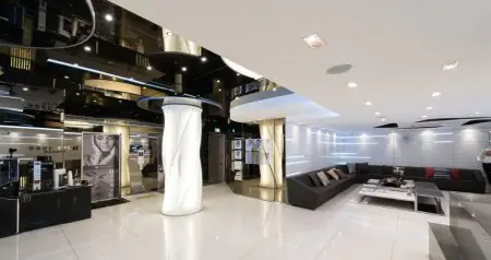 منطقة انتظار حديثة في Hyundai Aesthetic Surgery Clinic بسيول بتصميم داخلي أنيق
